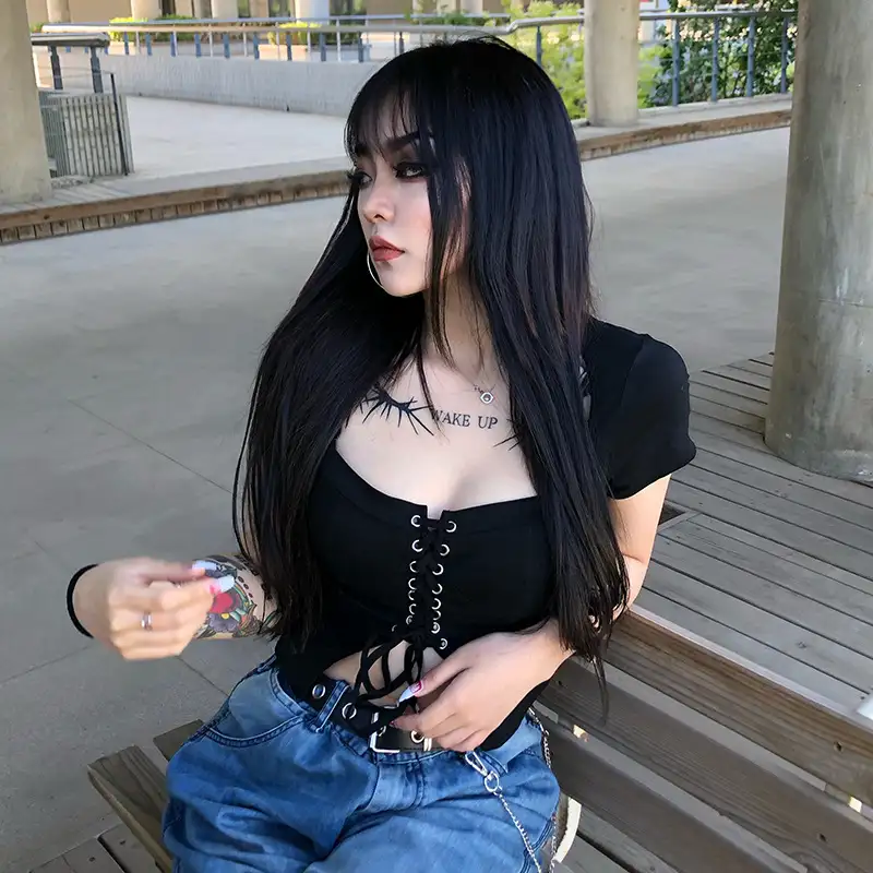Mẫu nữ bigsize mặc áo croptop tay ngắn đan dây trước ngực Kimfashion màu đen, phù hợp cho nàng bigsize